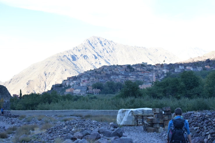 Zwei Wanderer in den marokkanischen Bergen